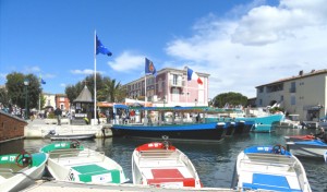 Vous pouvez découvrir l’ensemble de la cité aux travers de ses canaux en utilisant les coches d’eau, gérées par HPCO. Vous pouvez également naviguer et sillonner sur ces derniers avec les barques électriques à votre disposition en location.