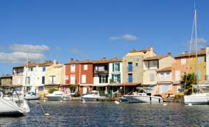 Le charme de la cité Lacustre de Port Grimaud, réside principalement où aucune des 2000 maisons ne se ressemblent : à chacun sa couleur de crépis, de balustre et de volets. Répertoriées, elles permettent lors des rénovations de retrouver les couleurs d’origine.