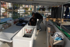 Les coches d’Eau de Port Grimaud sont depuis 2011 propulsées avec l’électricité produits par les panneaux photovoltaïques disposés sur leurs toits.