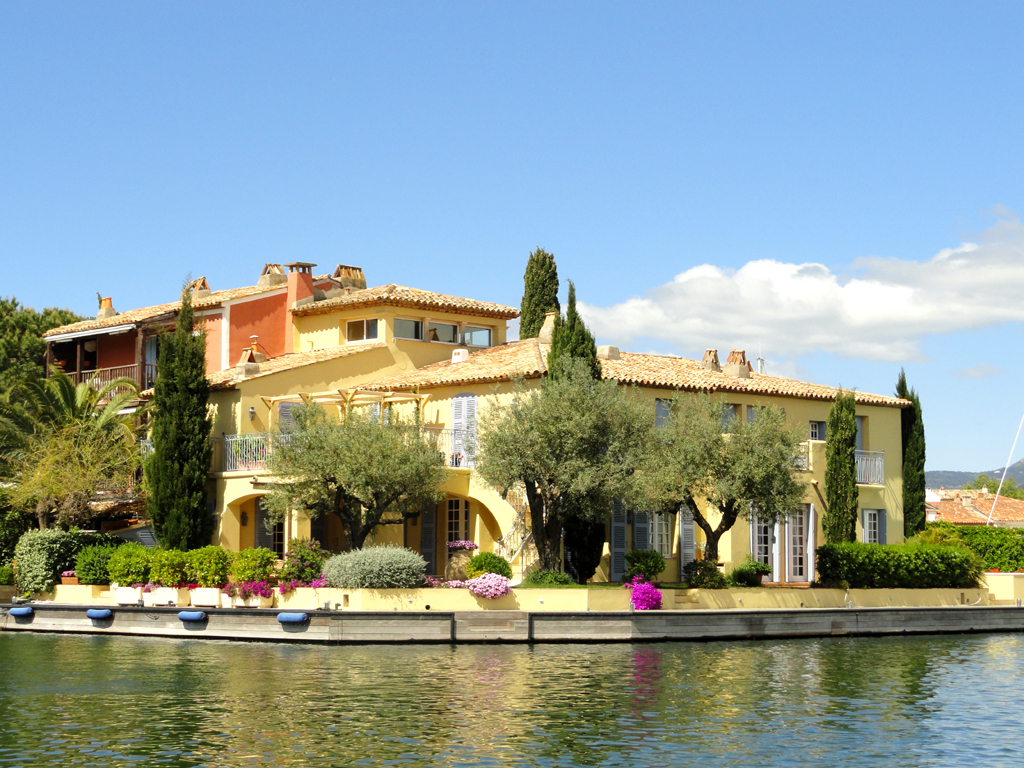 Les coches d'eau Port Grimaud, visite de la cité Lacustre en images